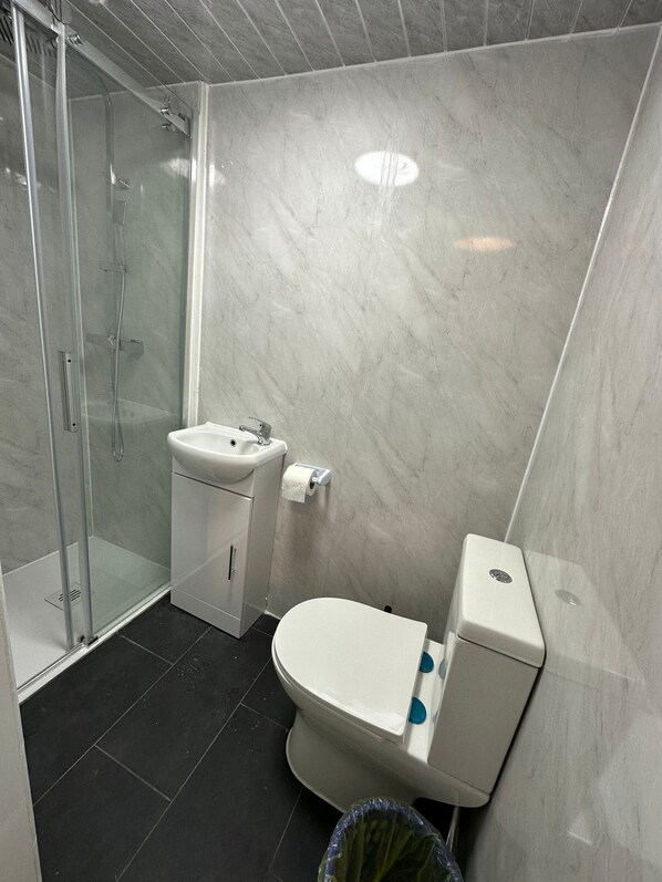 Dusche, Handtücher, Toilettenpapier