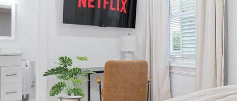 Tabla de planchar con plancha, cuna de viaje, internet y ropa de cama