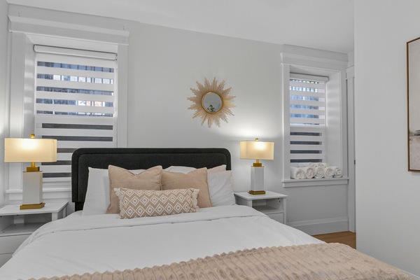 4 habitaciones, escritorio y tabla de planchar con plancha