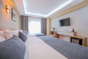 Chambre Triple Standard | Coffres-forts dans les chambres, bureau, chambres insonorisées