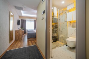 Standard Triple Room | Peti besi dalam bilik, meja, kalis bunyi, seterika/papan seterika 
