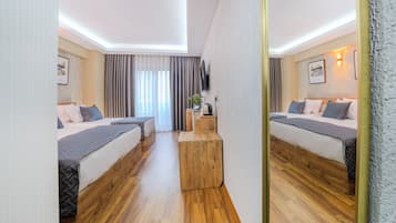 Standard Triple Room | In-room safe, desk, soundproofing, iron/ironing board