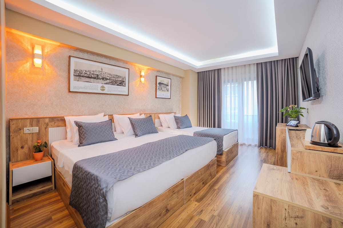 Standard Triple Room | In-room safe, desk, soundproofing, iron/ironing board