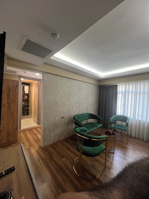 Caja de seguridad en la habitación y escritorio