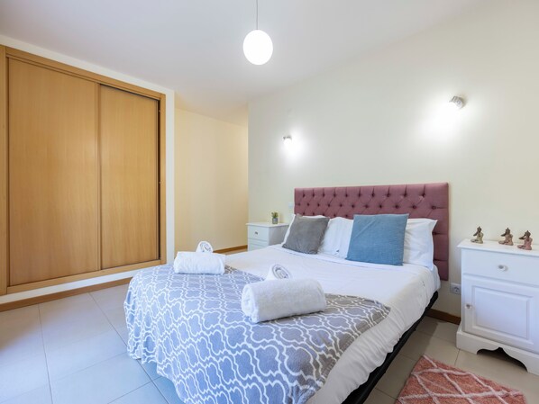 2 bedrooms, iron/ironing board, travel cot, WiFi