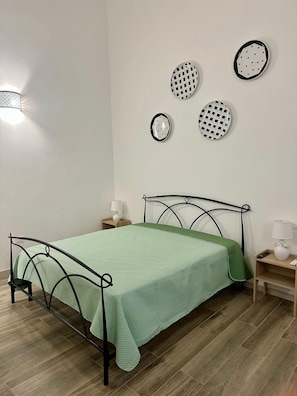 Desk, free WiFi, bed sheets