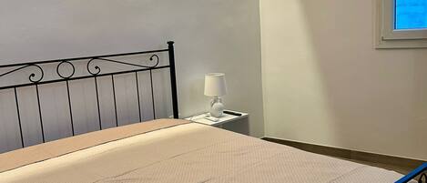 1 dormitorio, escritorio, wifi gratis y ropa de cama