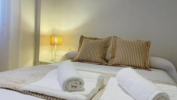 2 dormitorios, tabla de planchar con plancha, Internet y ropa de cama