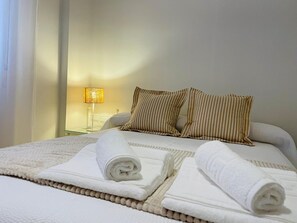 2 habitaciones, tabla de planchar con plancha, internet y ropa de cama