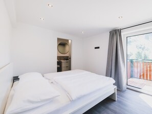 3 bedrooms, travel crib, free WiFi, bed sheets