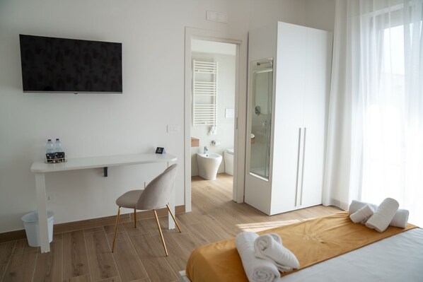 Standaard driepersoonskamer | Een bureau, gratis wifi