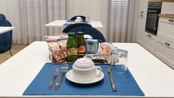 Bao gồm bữa sáng tự phục vụ hàng ngày