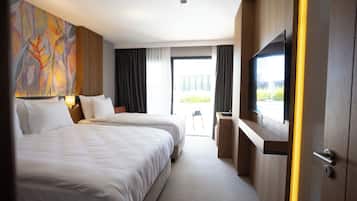 Quarto triplo standard, vista para a piscina | Roupas de cama premium, camas Select Comfort