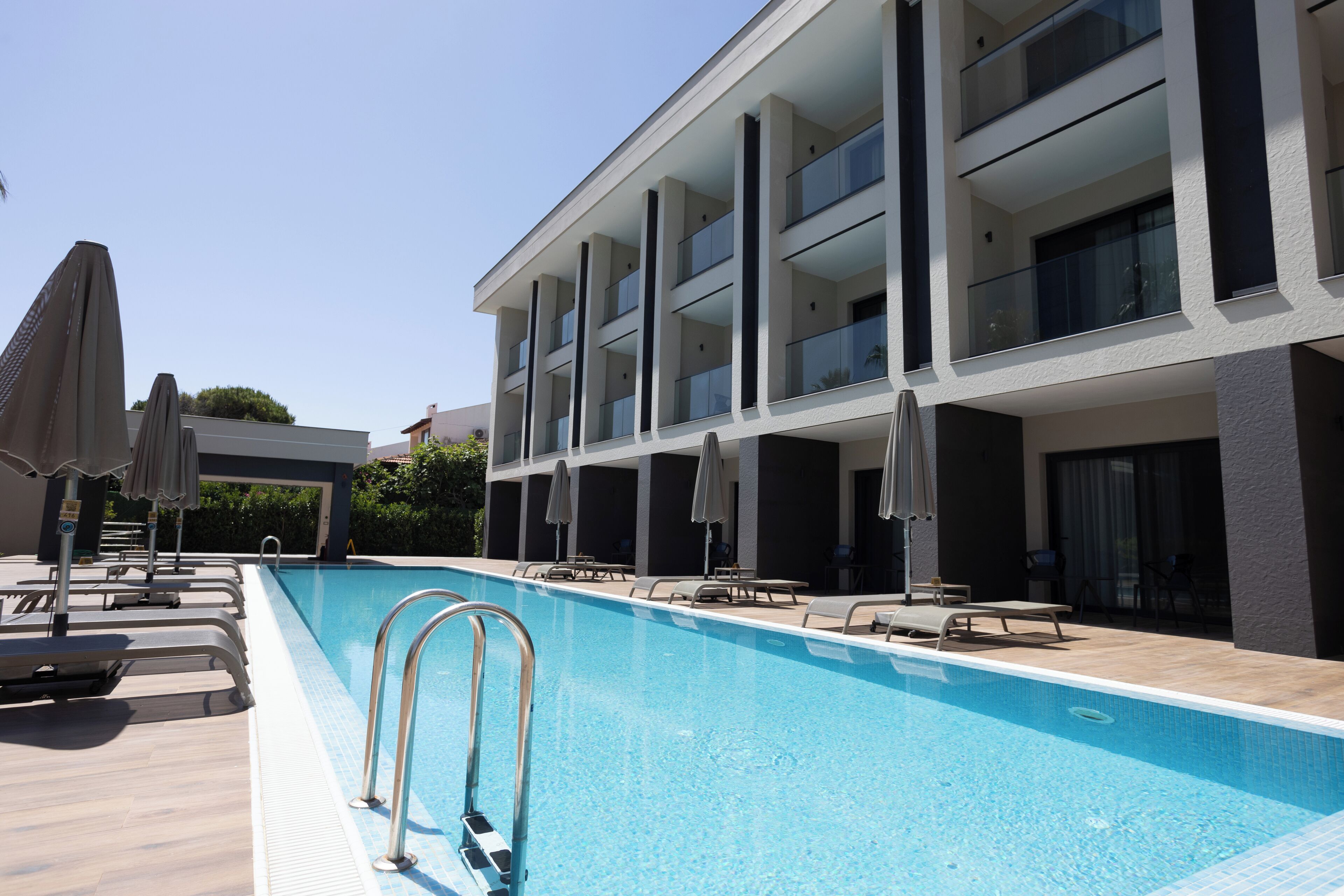 Hồ bơi trong nhà, hồ bơi ngoài trời phục vụ theo mùa 