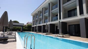 Piscine couverte, piscine extérieure (ouverte en saison)