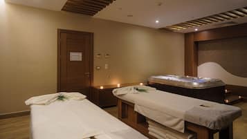 Salas de tratamiento para parejas, sauna y tina de hidromasaje
