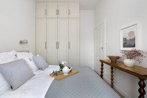 1 habitación, muebles diferentes y tabla de planchar con plancha
