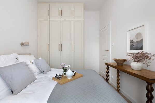 1 habitación, muebles diferentes y tabla de planchar con plancha