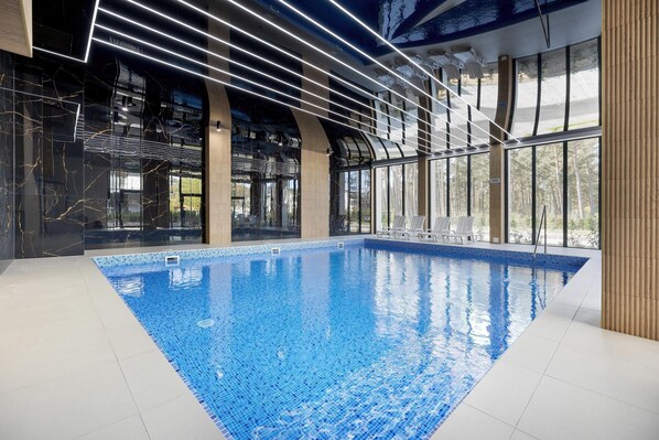 Apartamento | Piscina | Una piscina cubierta, una piscina al aire libre