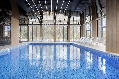 Una piscina techada, una piscina al aire libre