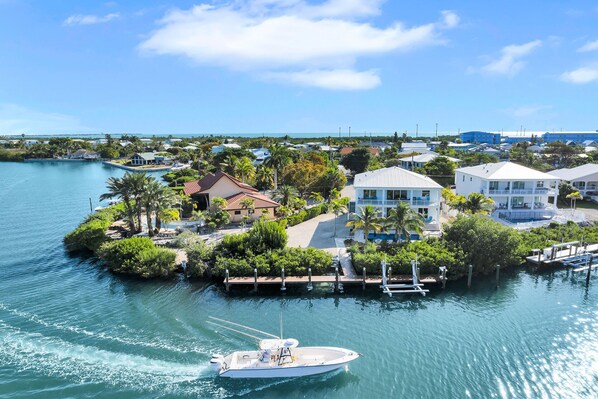 Marina - Modern luxury combined with incomparable boating, perfect pool home getaway! (Marathon)