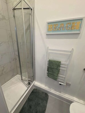 Shower, hair dryer, shampoo - Luxury Studio - in Queensway - 1Min from Hyde Park (London)