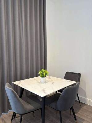 Dining - Luxury Studio - in Queensway - 1Min from Hyde Park (London)