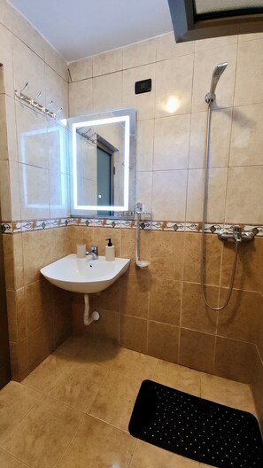 Hårtork, handdukar, tvål och toalettpapper