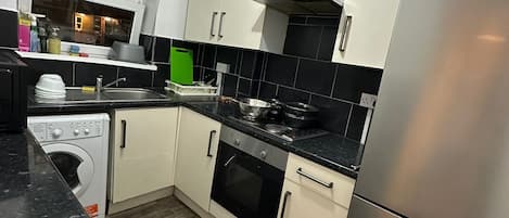 Mikrovågsugn, ugn, spishäll och diskmaskin