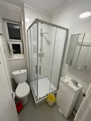 Douche, serviettes fournies, papier toilette
