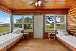 4 habitaciones, tabla de planchar con plancha y cuna de viaje 