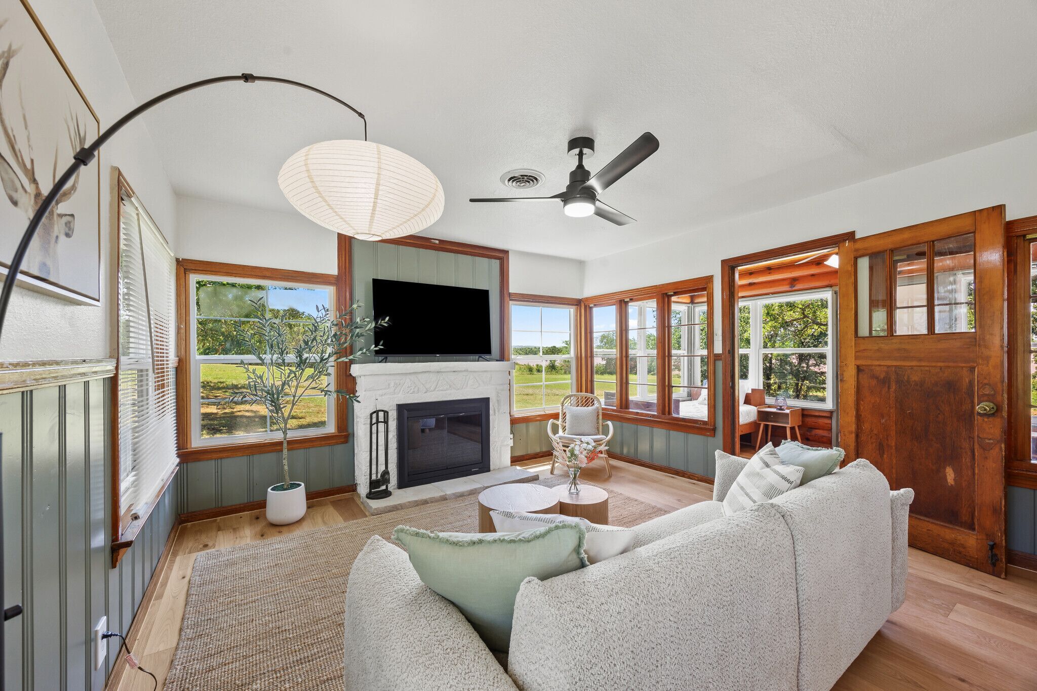 TV connectée, cheminée, baby-foot, livres