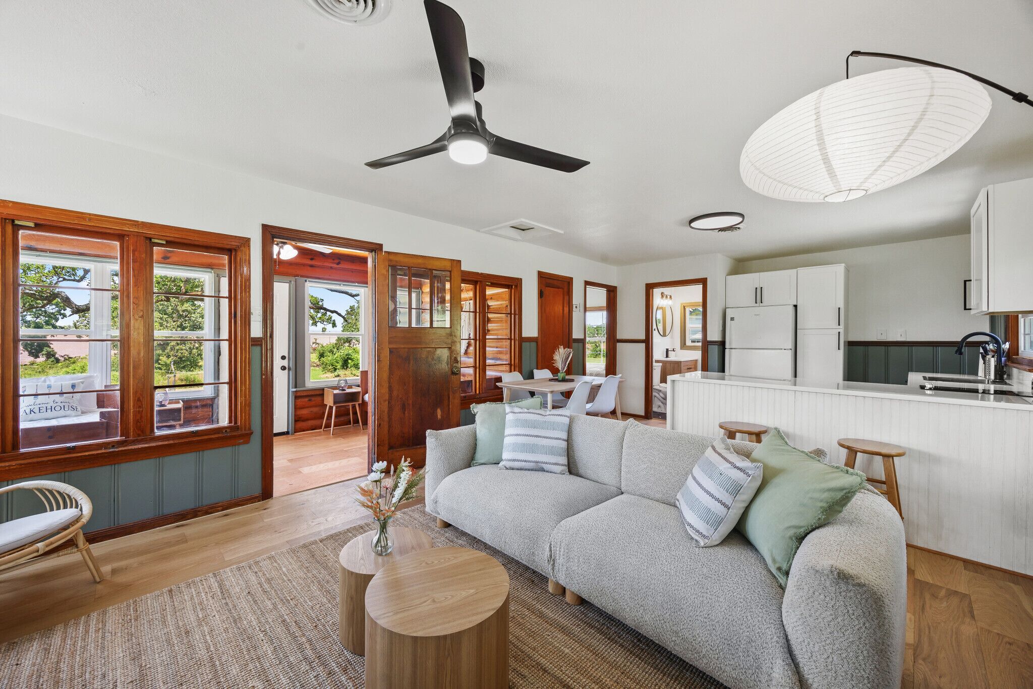 Smart TV, chimenea, futbolito y libros 