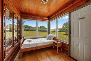 4 habitaciones, tabla de planchar con plancha y cuna de viaje 