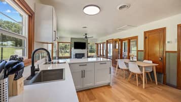 Fridge, microwave, stovetop, dishwasher