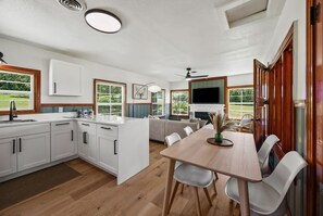 Réfrigérateur, micro-ondes, plaque de cuisson, lave-vaisselle