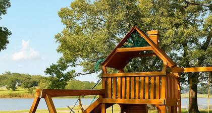 Scenic Lake Retreat for groups & Families | 4 private cabins- sleeps 22