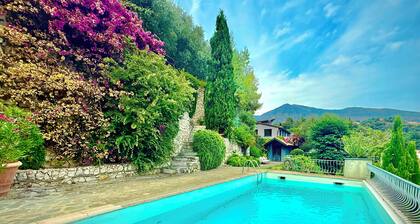 Beautiful villa with private garden, pool and sea view.