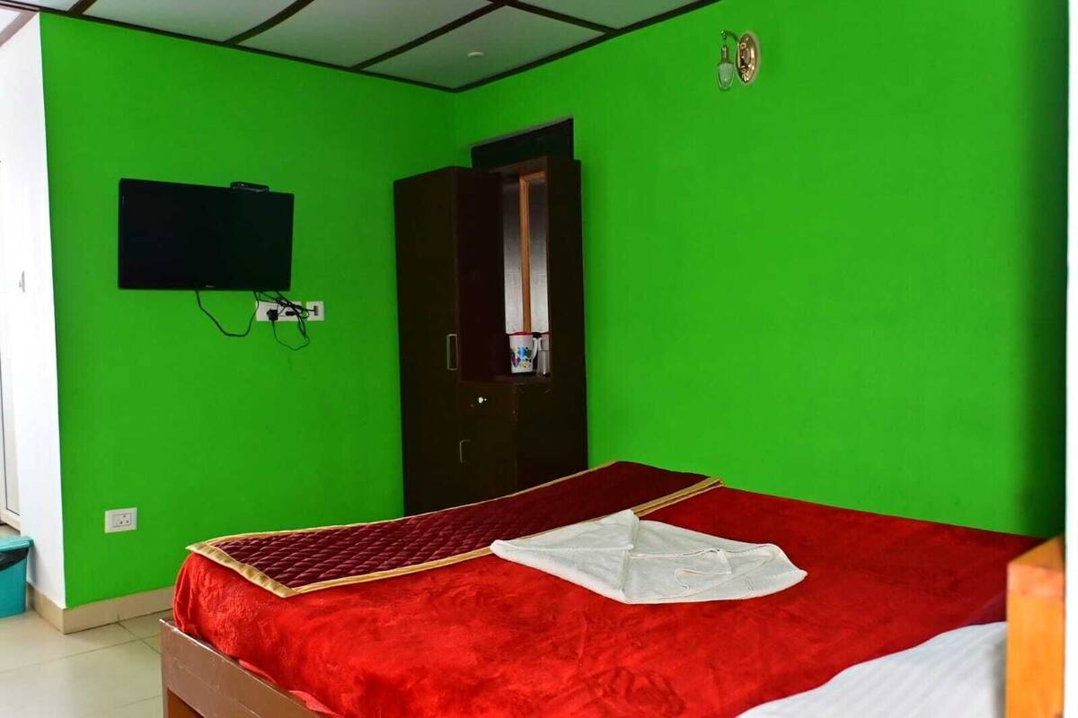 Family Room | Soundproofing, free WiFi