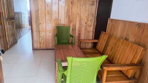 Comfort Room, Balcony, Mountain View | Living area