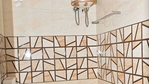 Un baño con inodoro, lavabo y ducha.