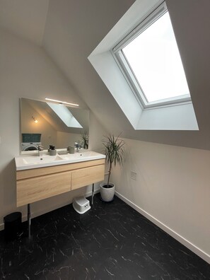 Dusche, Haartrockner, Seife, Toilettenpapier