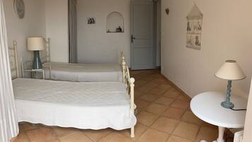 3 bedrooms, iron/ironing board, Internet