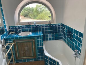 Sèche-cheveux, savon, papier toilette