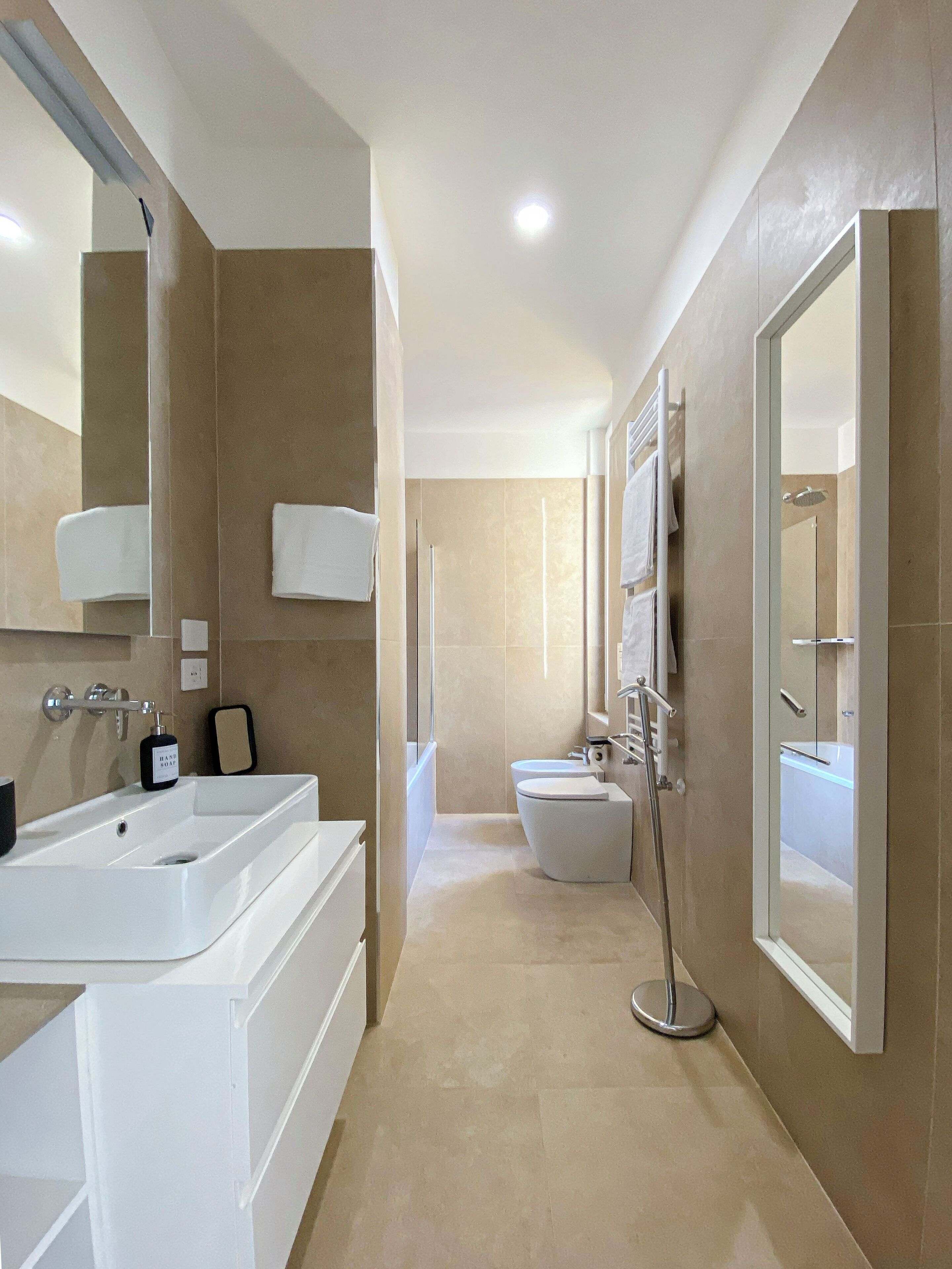 Attico Exclusive, vista cortile | Bagno | Asciugacapelli, accappatoio, asciugamani, sapone
