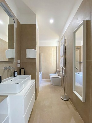 Appartement Penthouse exclusif, vue sur la cour intérieure | Salle de bain | Séchoir à cheveux, peignoirs, serviettes fournies, savon