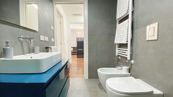 Condo Design, balcon, vue sur la cour intérieure | Salle de bain | Séchoir à cheveux, peignoirs, serviettes fournies, savon