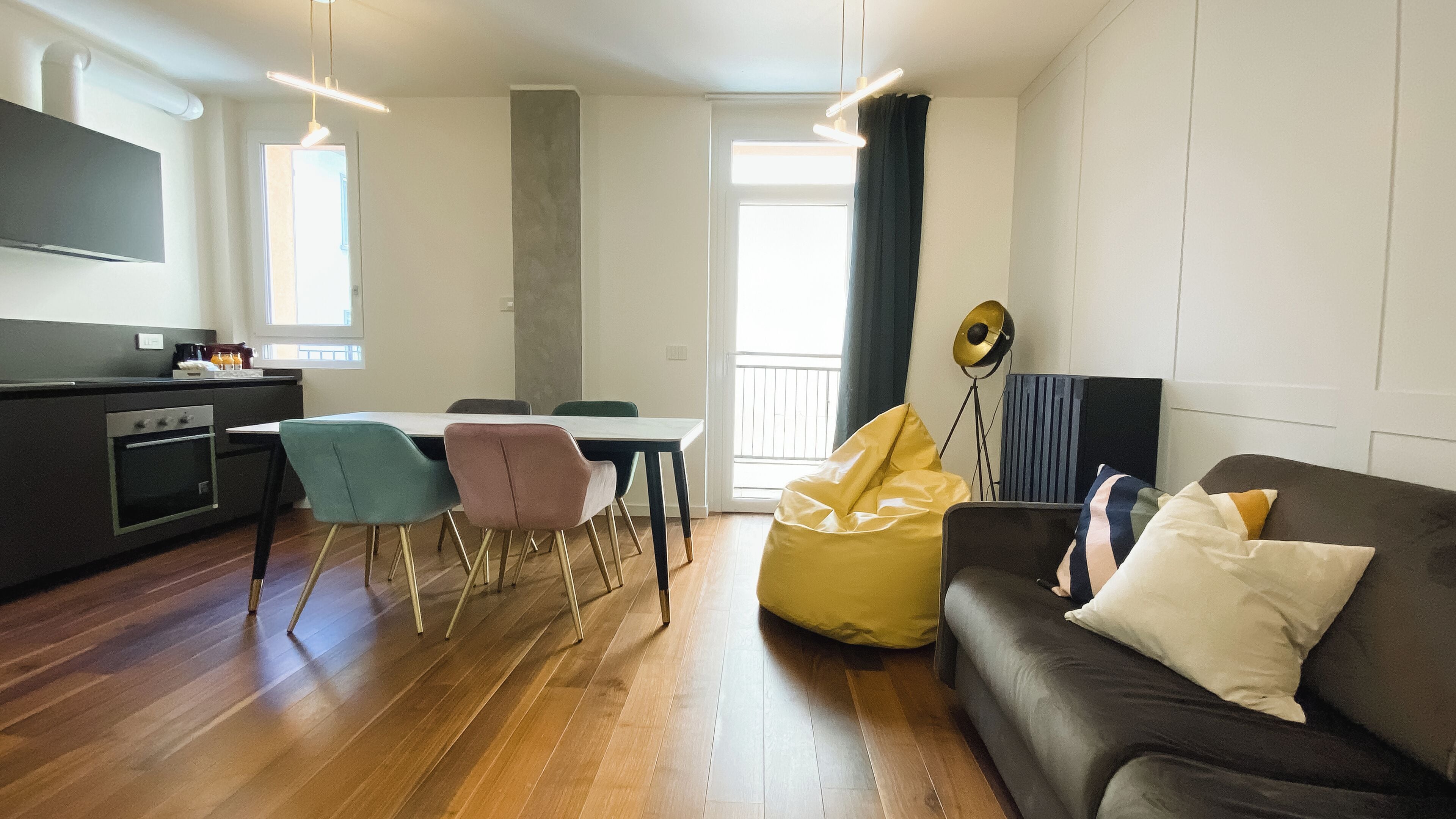 Design-Apartment, Balkon, Blick auf den Innenhof