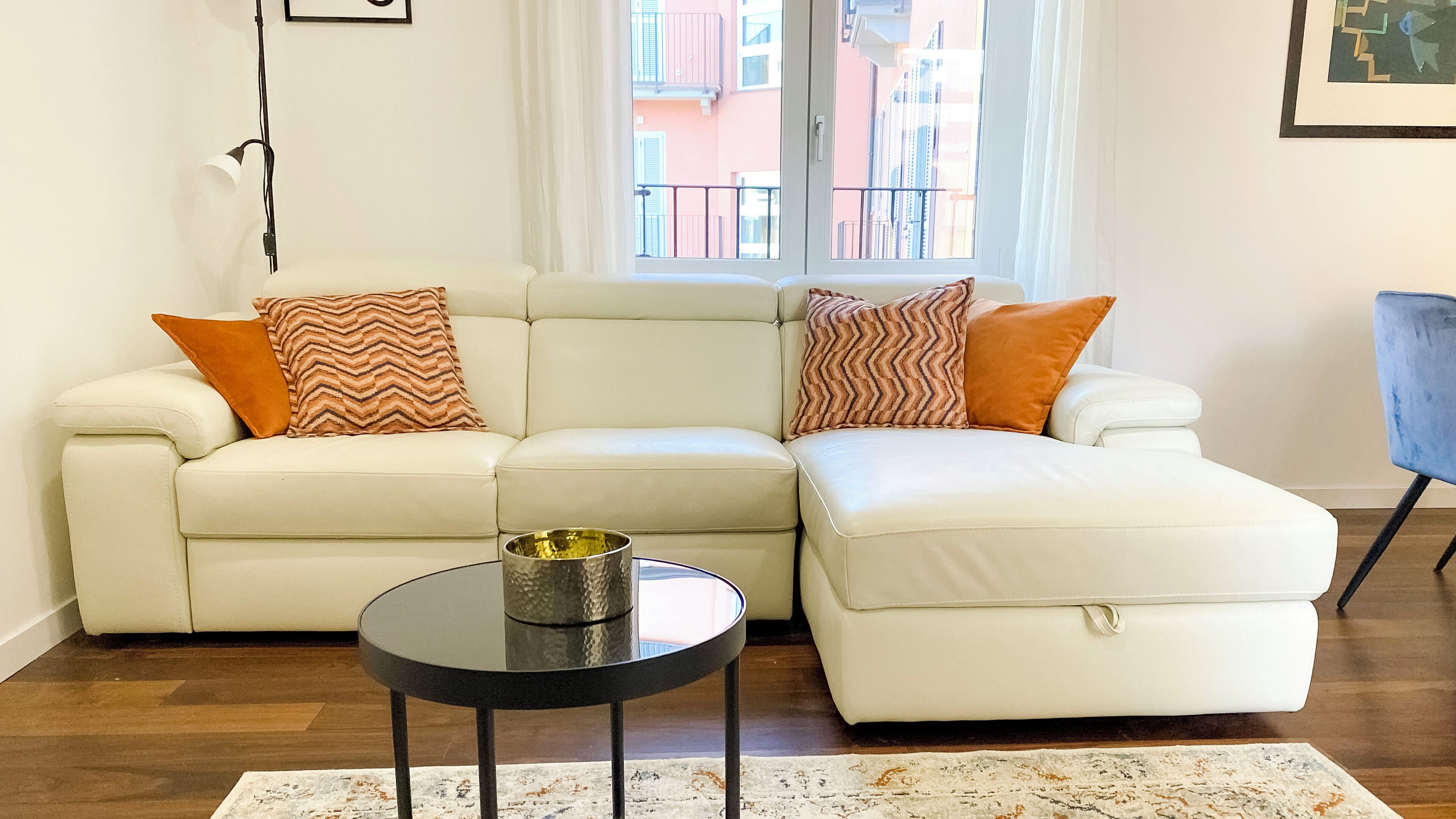 Exclusive-Penthouse, Blick auf den Innenhof | Wohnbereich | Fernseher