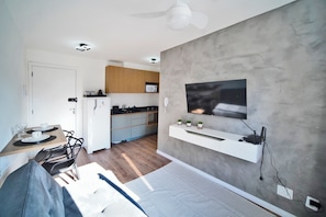 42-inch Smart TV with digital channels, Netflix, streaming services - Lindo apartamento de centro de SP - 1006 (São Paulo)
